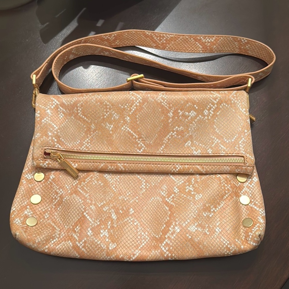 Hammitt VIP Medium Crossbody Bag
Toast Tan Snake Leather Gold
Accents